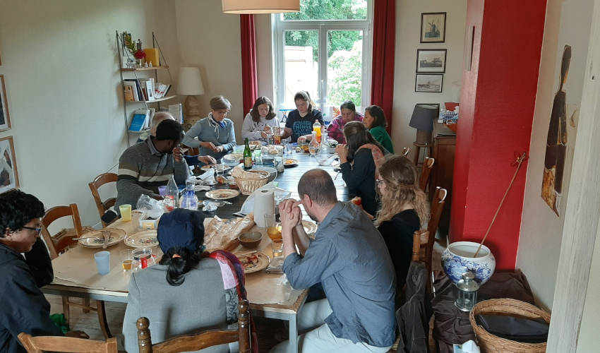 Repas convivial à la maison des parvis